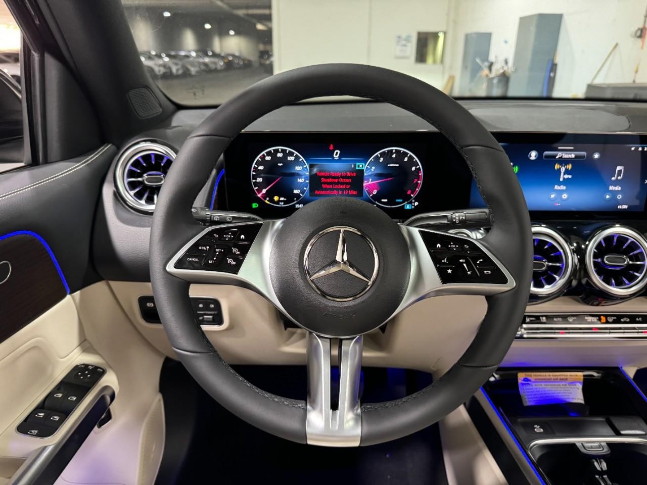 Mercedes-Benz GLB Vehicle Full-screen Gallery Image 13