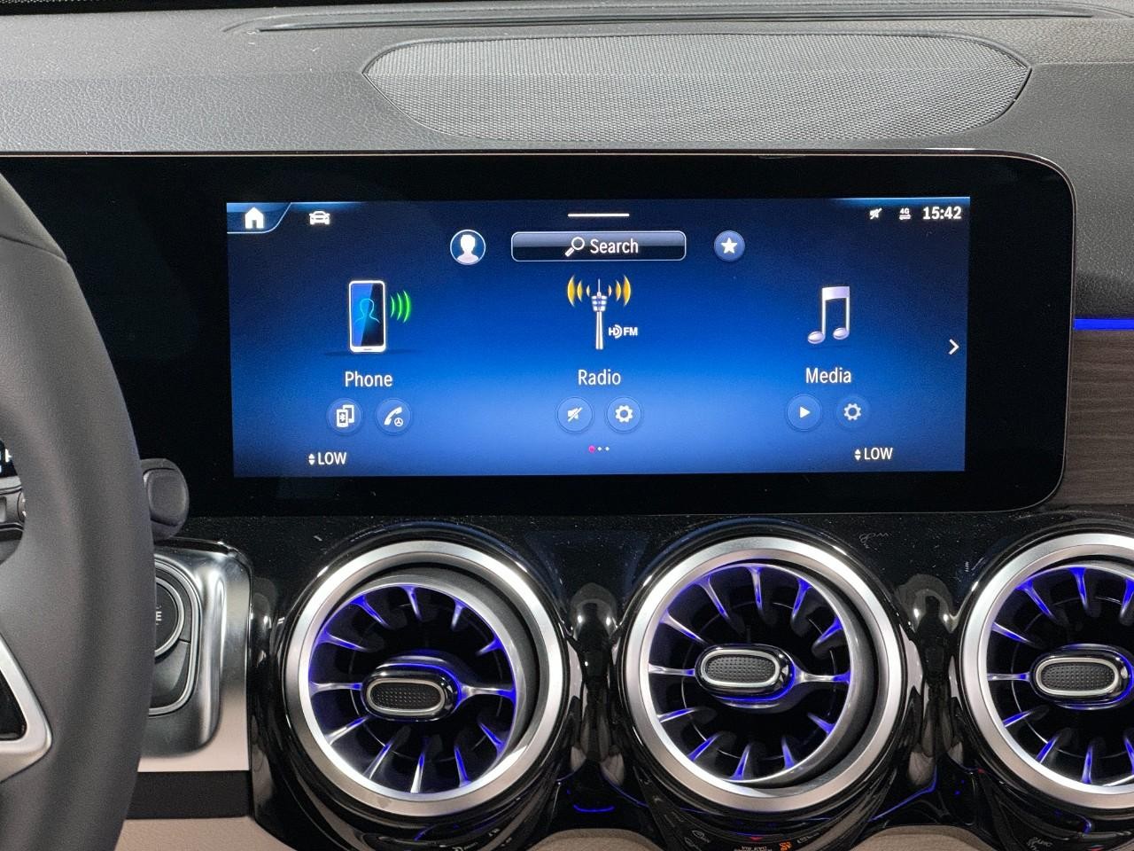 Mercedes-Benz GLB Vehicle Full-screen Gallery Image 14