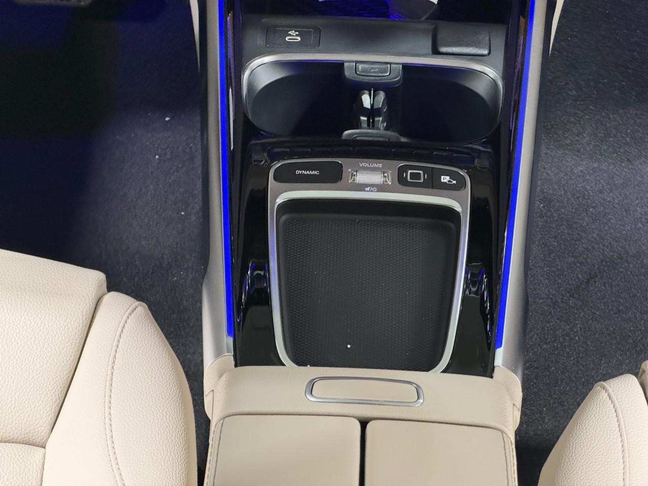 Mercedes-Benz GLB Vehicle Full-screen Gallery Image 16