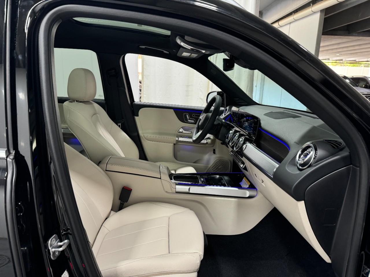 Mercedes-Benz GLB Vehicle Full-screen Gallery Image 18