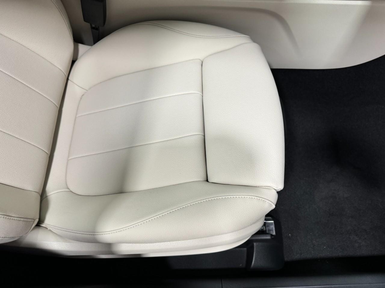 Mercedes-Benz GLB Vehicle Full-screen Gallery Image 19