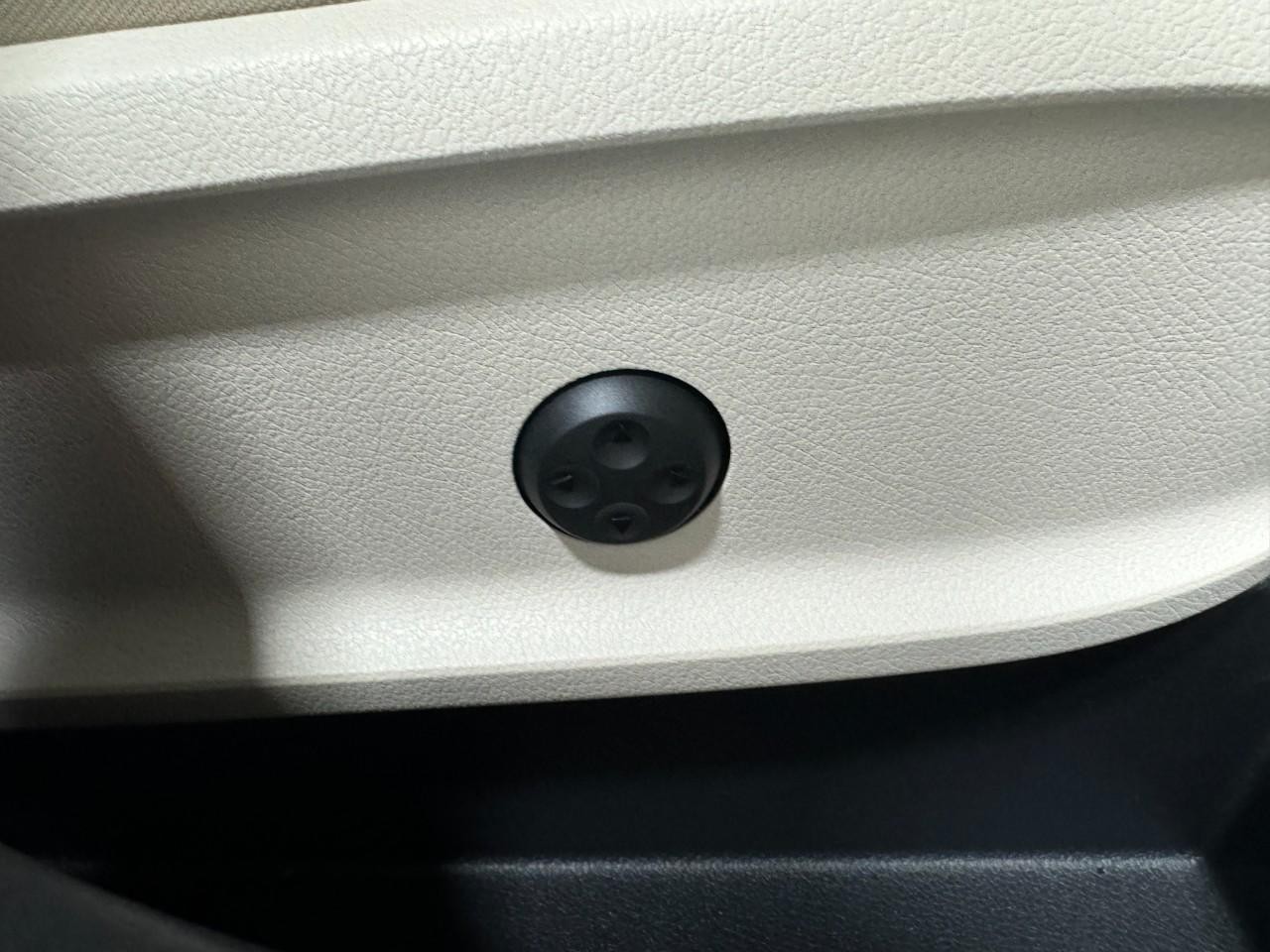 Mercedes-Benz GLB Vehicle Full-screen Gallery Image 20