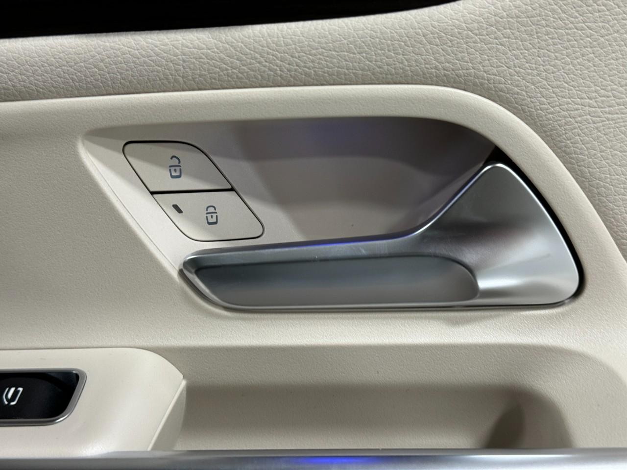 Mercedes-Benz GLB Vehicle Full-screen Gallery Image 22