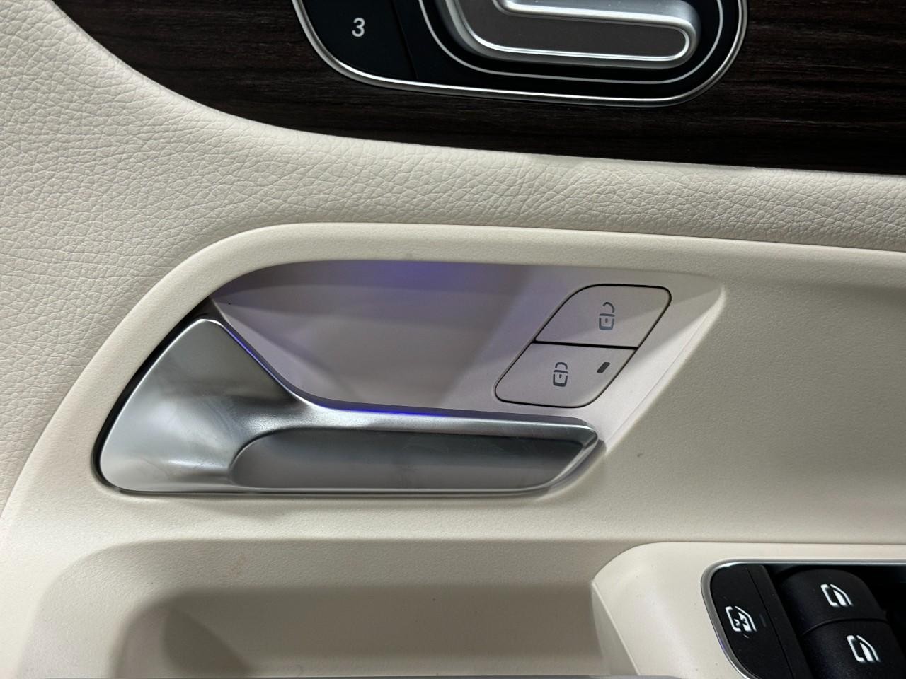 Mercedes-Benz GLB Vehicle Full-screen Gallery Image 25