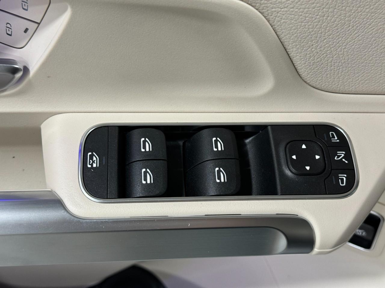 Mercedes-Benz GLB Vehicle Full-screen Gallery Image 26