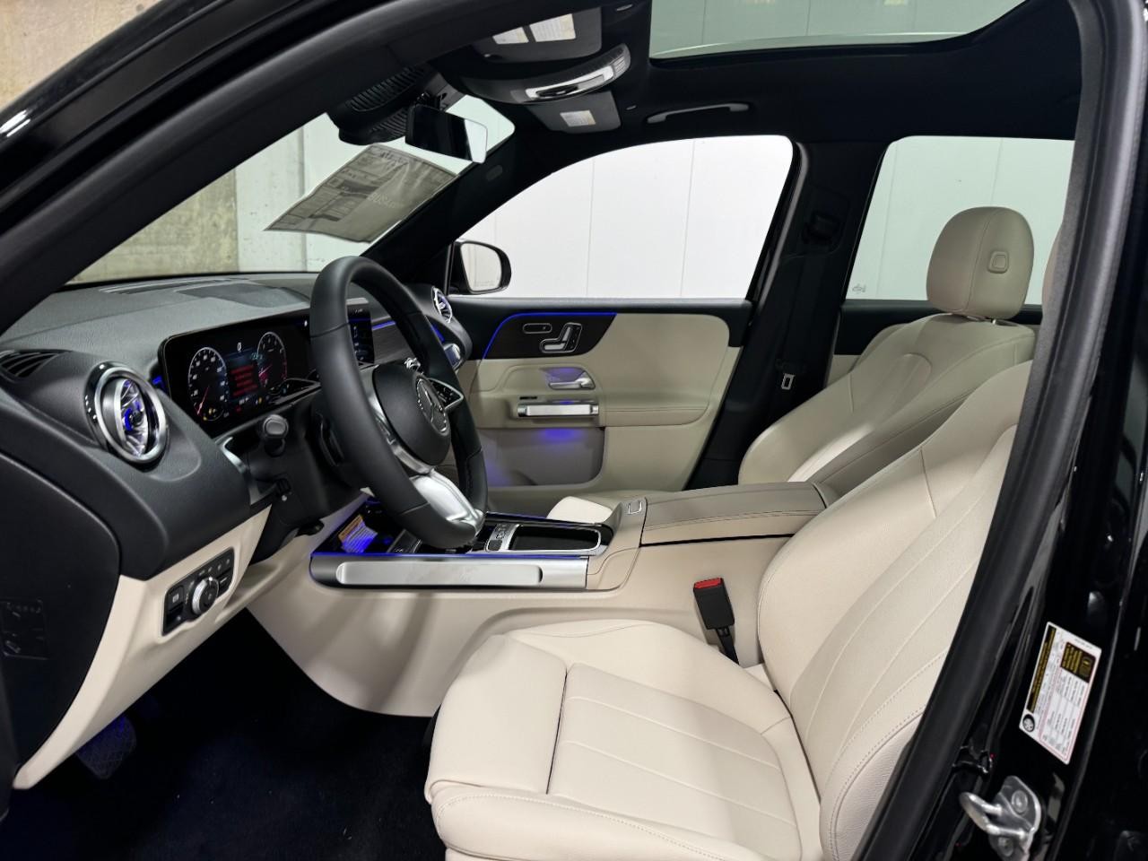 Mercedes-Benz GLB Vehicle Full-screen Gallery Image 28