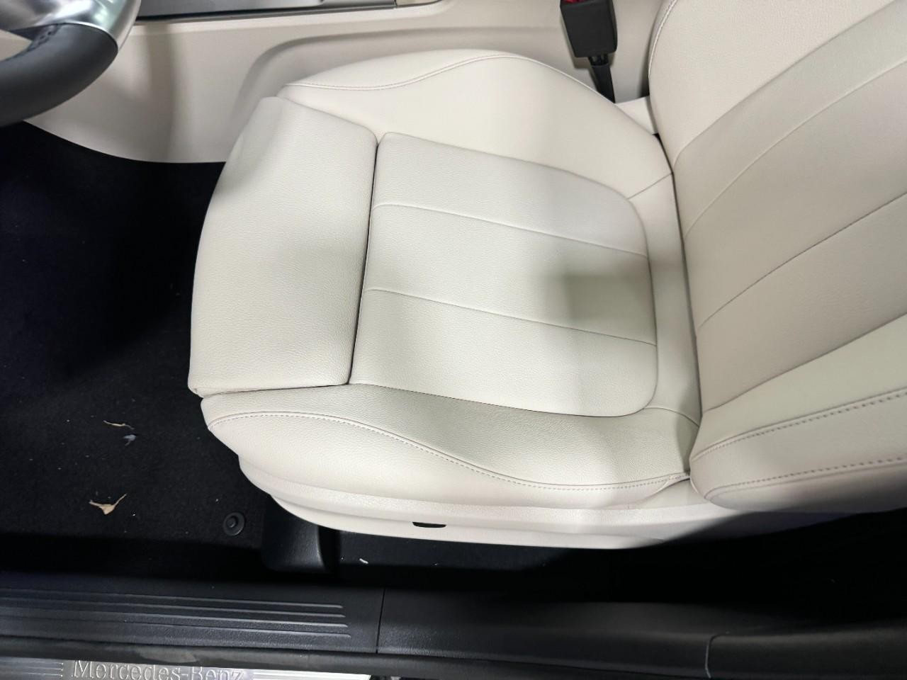 Mercedes-Benz GLB Vehicle Full-screen Gallery Image 29