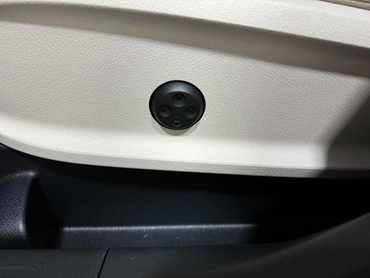 Mercedes-Benz GLB Vehicle Full-screen Gallery Image 30