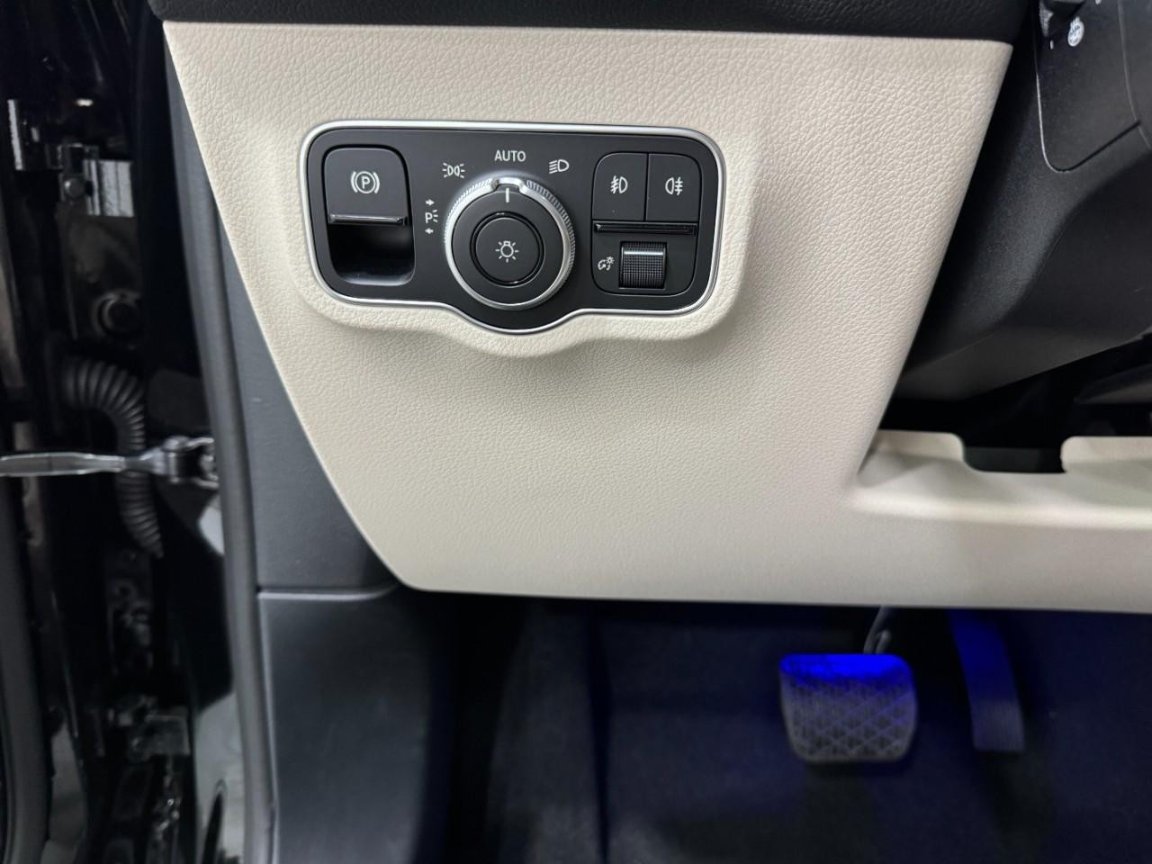 Mercedes-Benz GLB Vehicle Full-screen Gallery Image 31