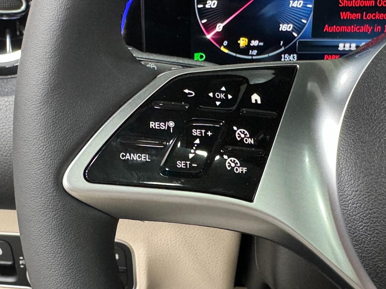 Mercedes-Benz GLB Vehicle Full-screen Gallery Image 32