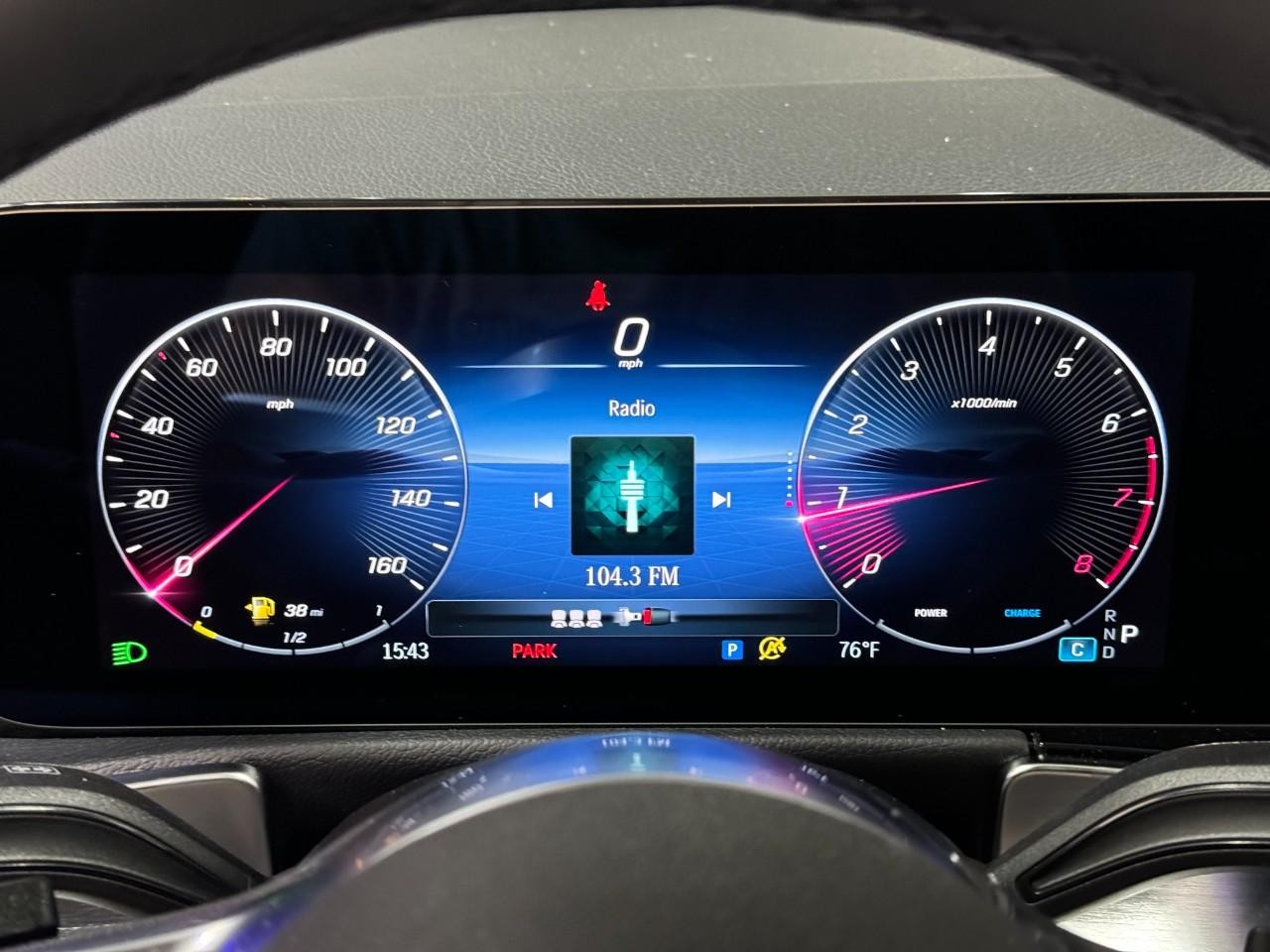 Mercedes-Benz GLB Vehicle Full-screen Gallery Image 34