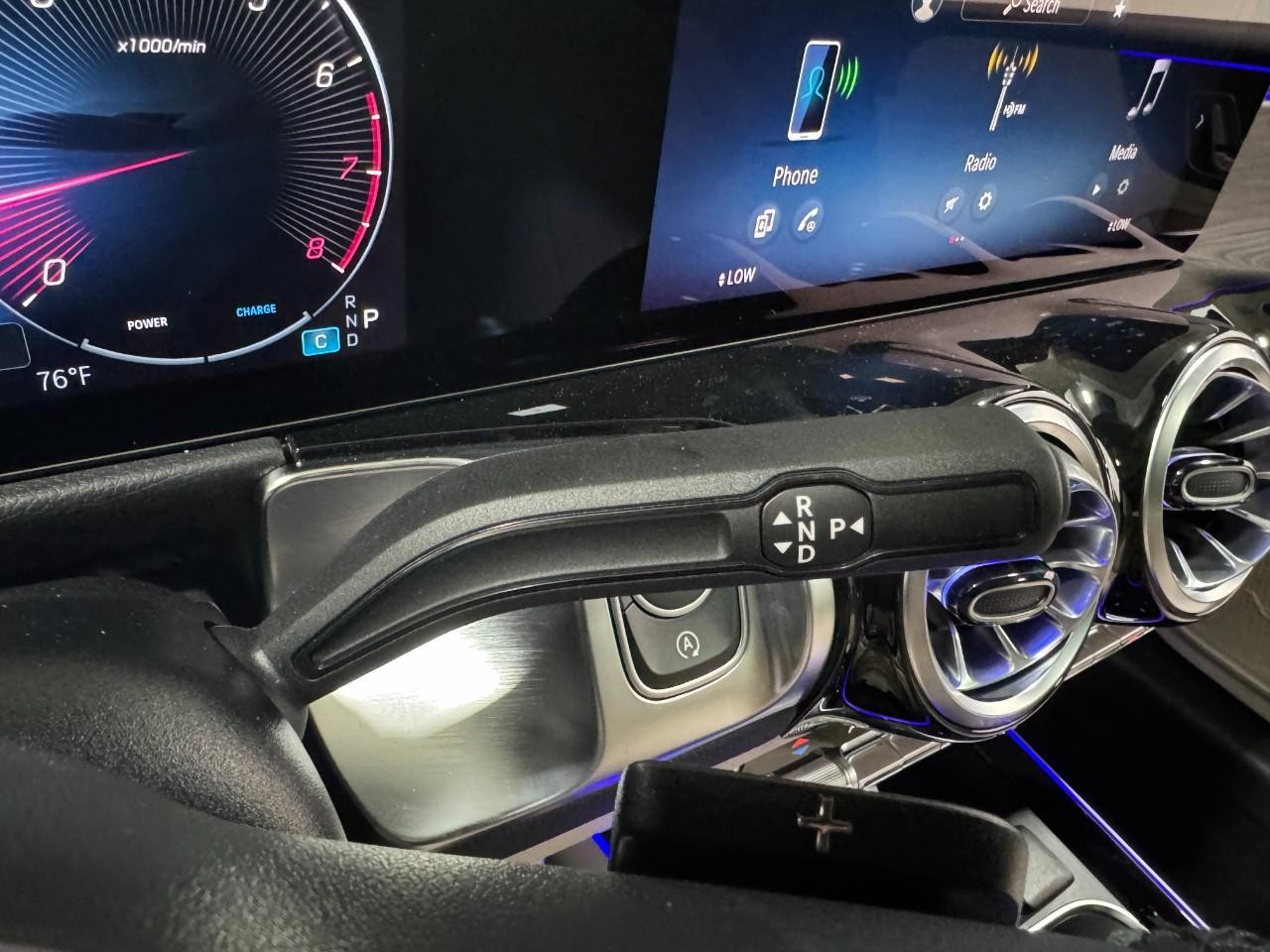 Mercedes-Benz GLB Vehicle Full-screen Gallery Image 35