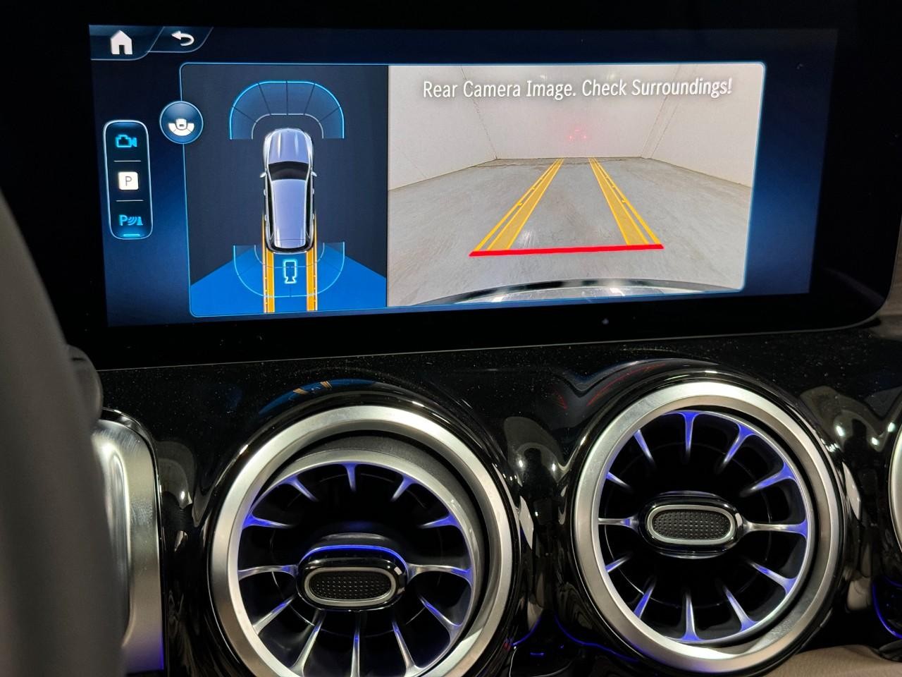 Mercedes-Benz GLB Vehicle Full-screen Gallery Image 36