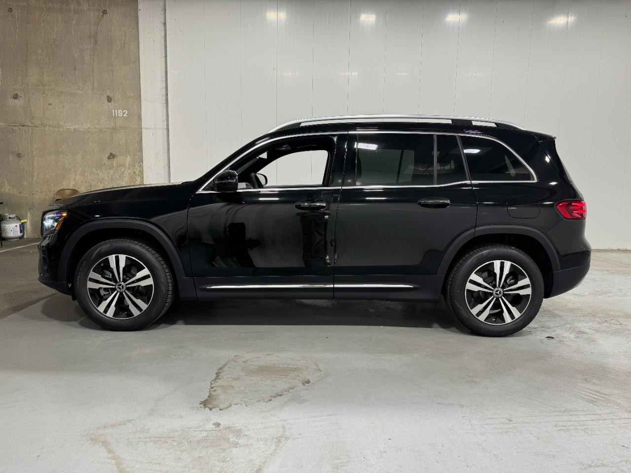 Mercedes-Benz GLB Vehicle Full-screen Gallery Image 2