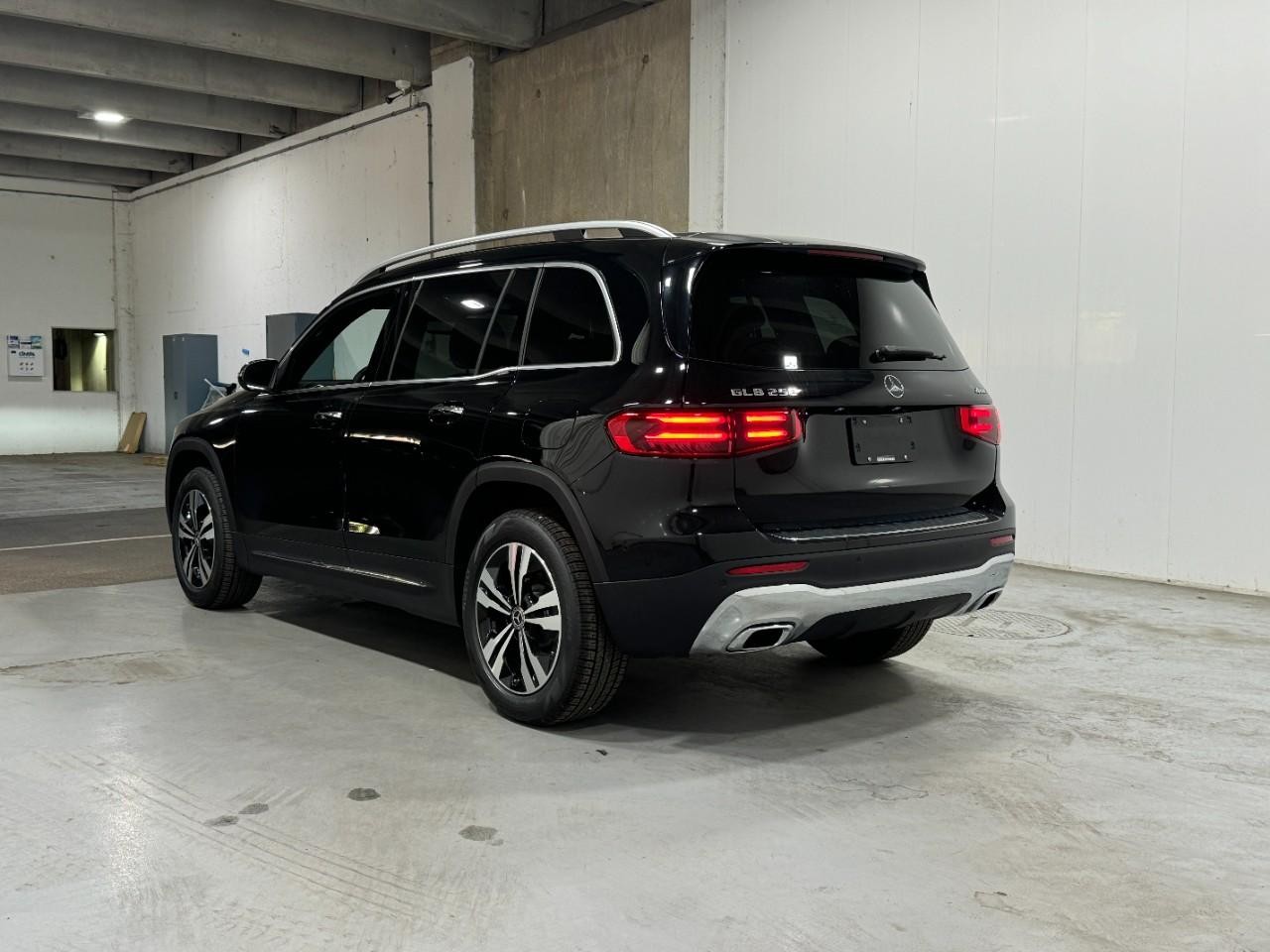 Mercedes-Benz GLB Vehicle Full-screen Gallery Image 3