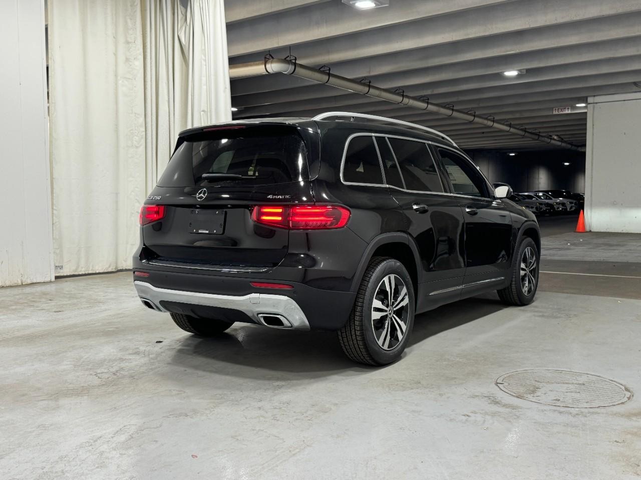 Mercedes-Benz GLB Vehicle Full-screen Gallery Image 4