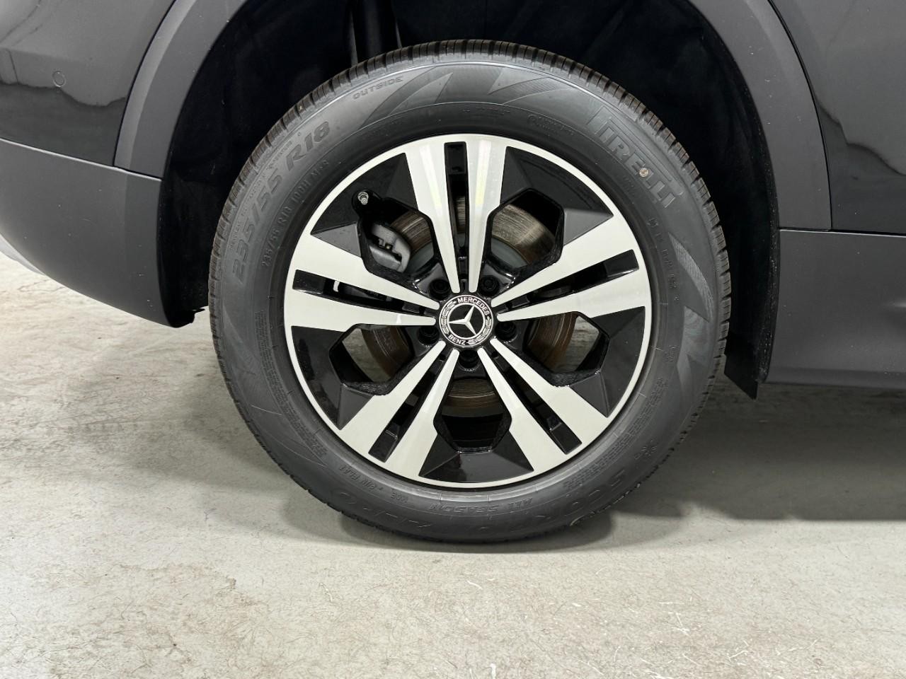 Mercedes-Benz GLB Vehicle Full-screen Gallery Image 5