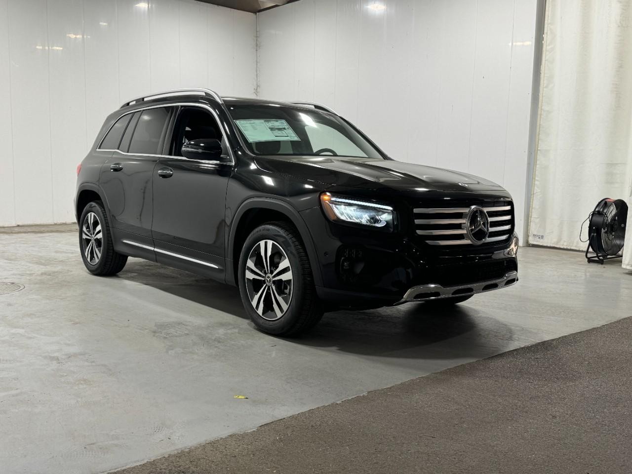 Mercedes-Benz GLB Vehicle Full-screen Gallery Image 6