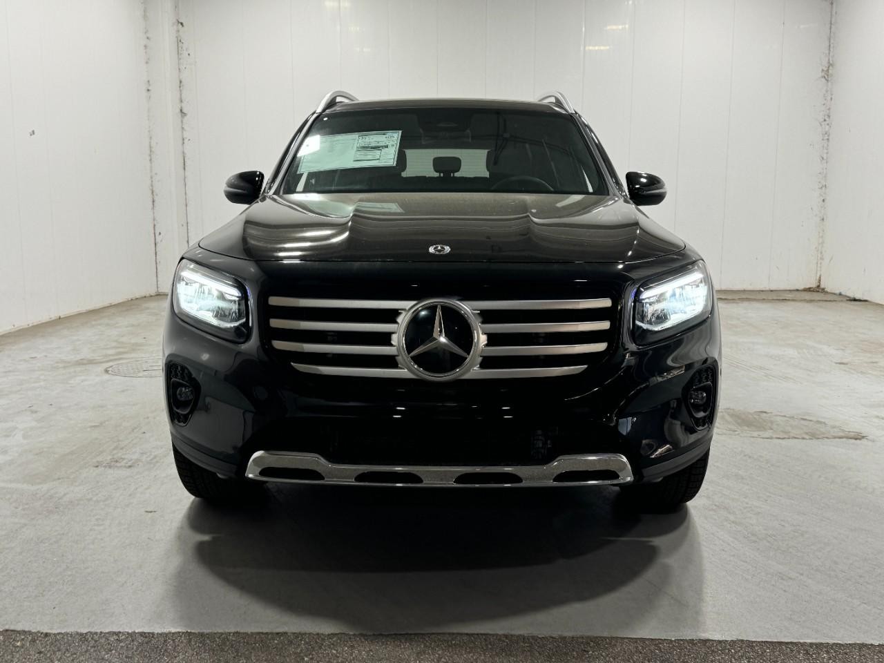 Mercedes-Benz GLB Vehicle Full-screen Gallery Image 7