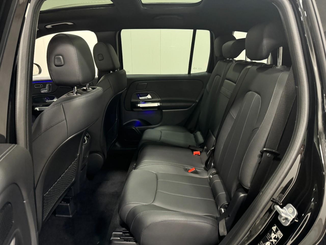 Mercedes-Benz GLB Vehicle Full-screen Gallery Image 8