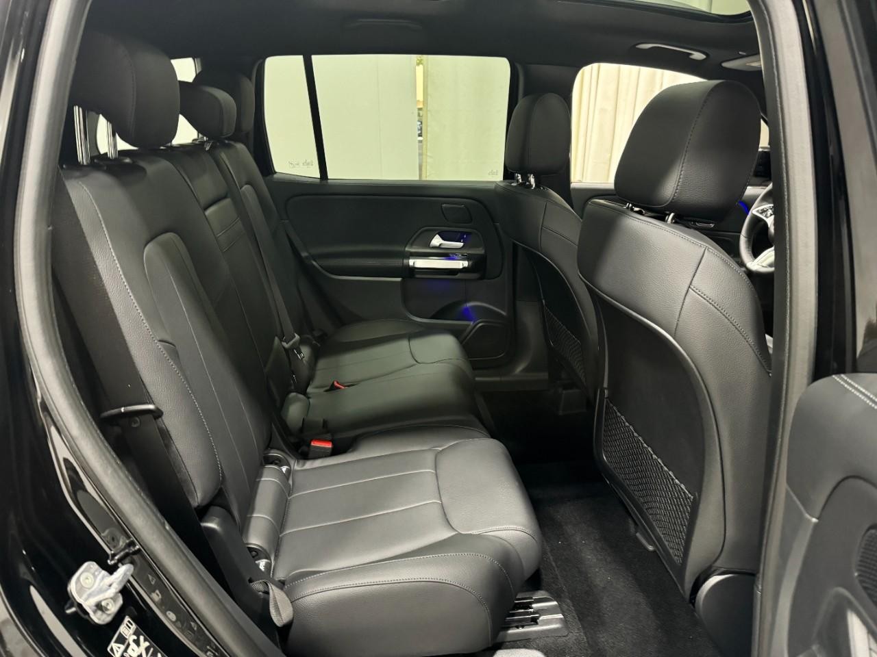 Mercedes-Benz GLB Vehicle Full-screen Gallery Image 10