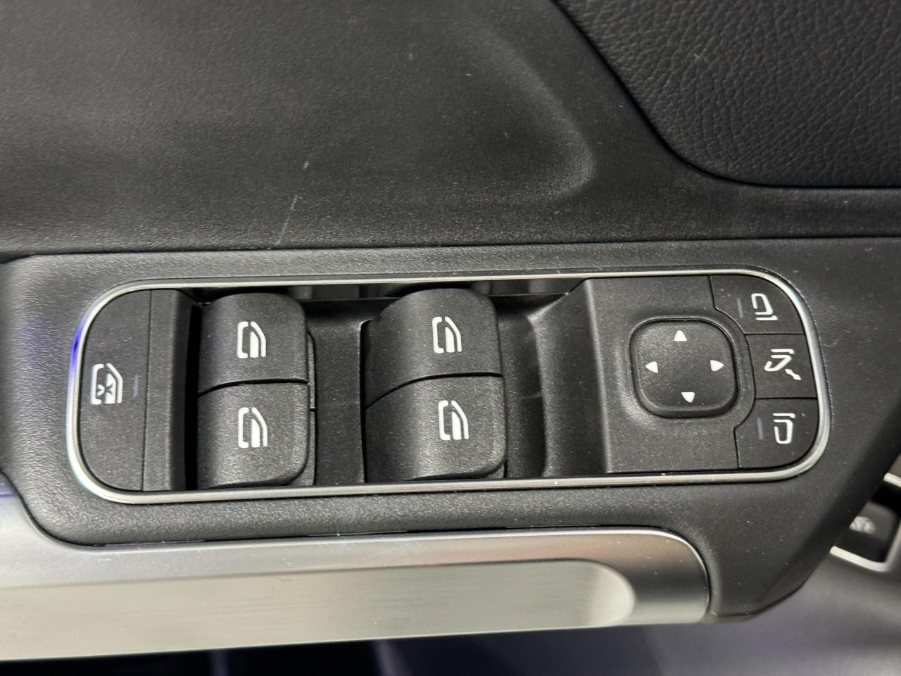 Mercedes-Benz GLB Vehicle Full-screen Gallery Image 26