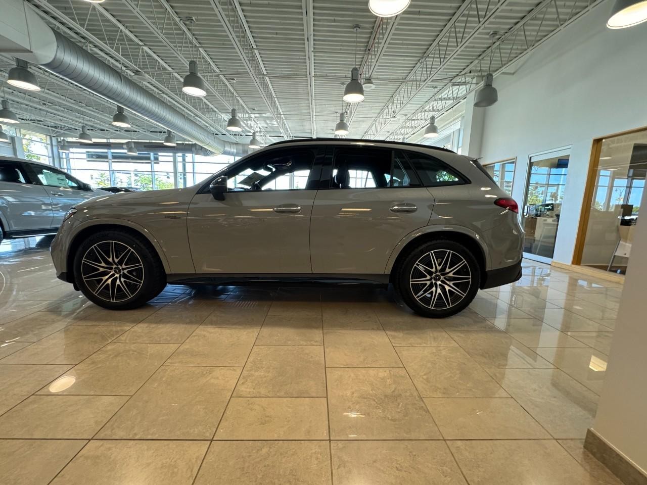 Mercedes-Benz GLC Vehicle Full-screen Gallery Image 2