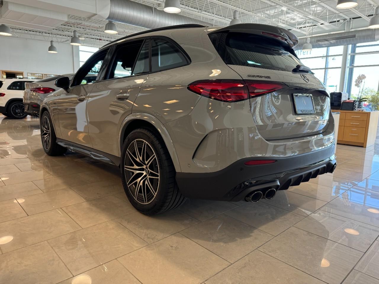 Mercedes-Benz GLC Vehicle Full-screen Gallery Image 3