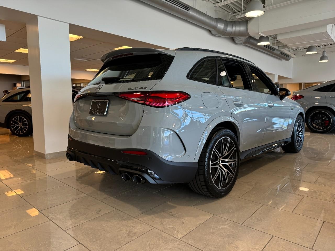 Mercedes-Benz GLC Vehicle Full-screen Gallery Image 4