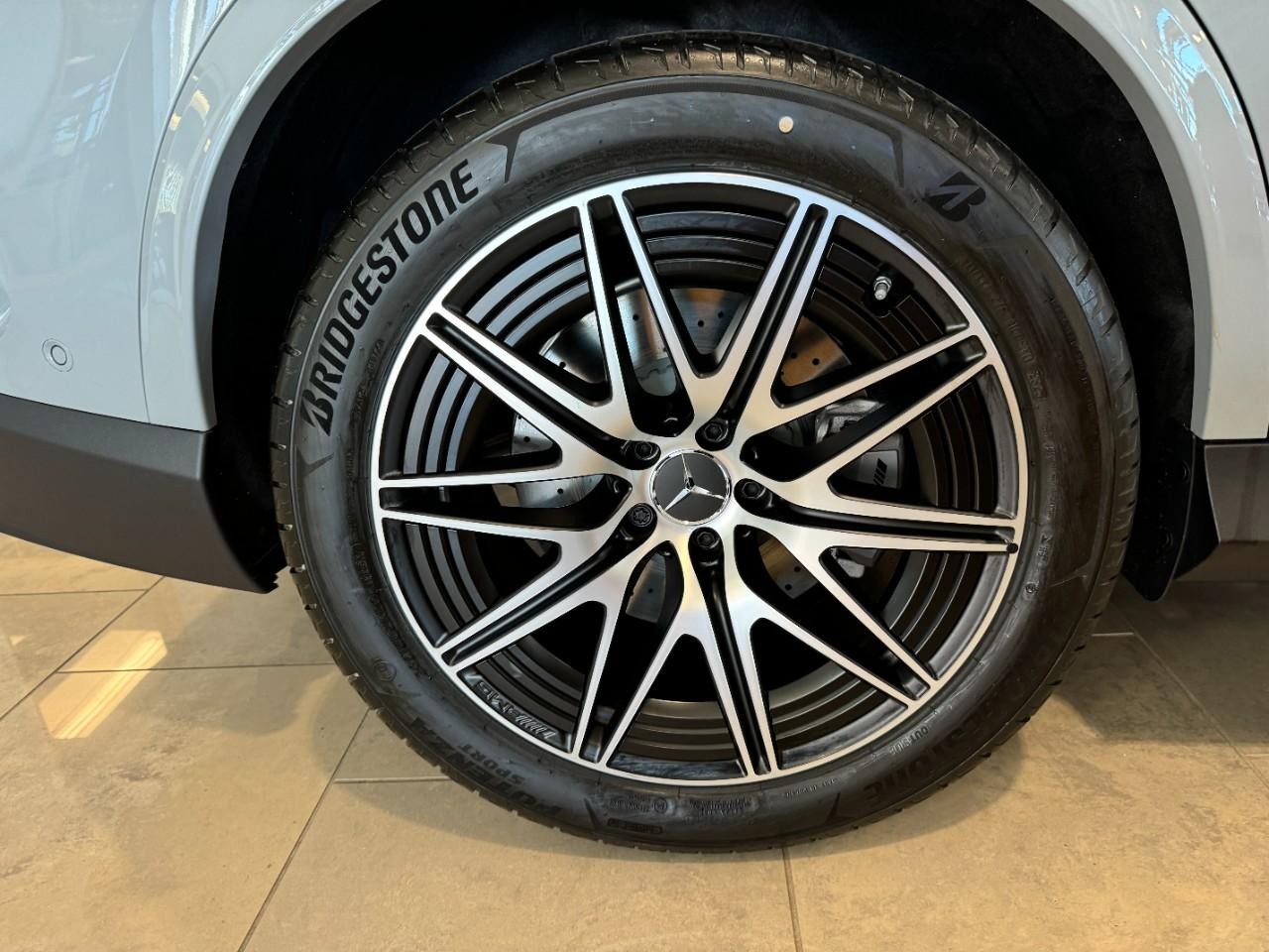 Mercedes-Benz GLC Vehicle Full-screen Gallery Image 5