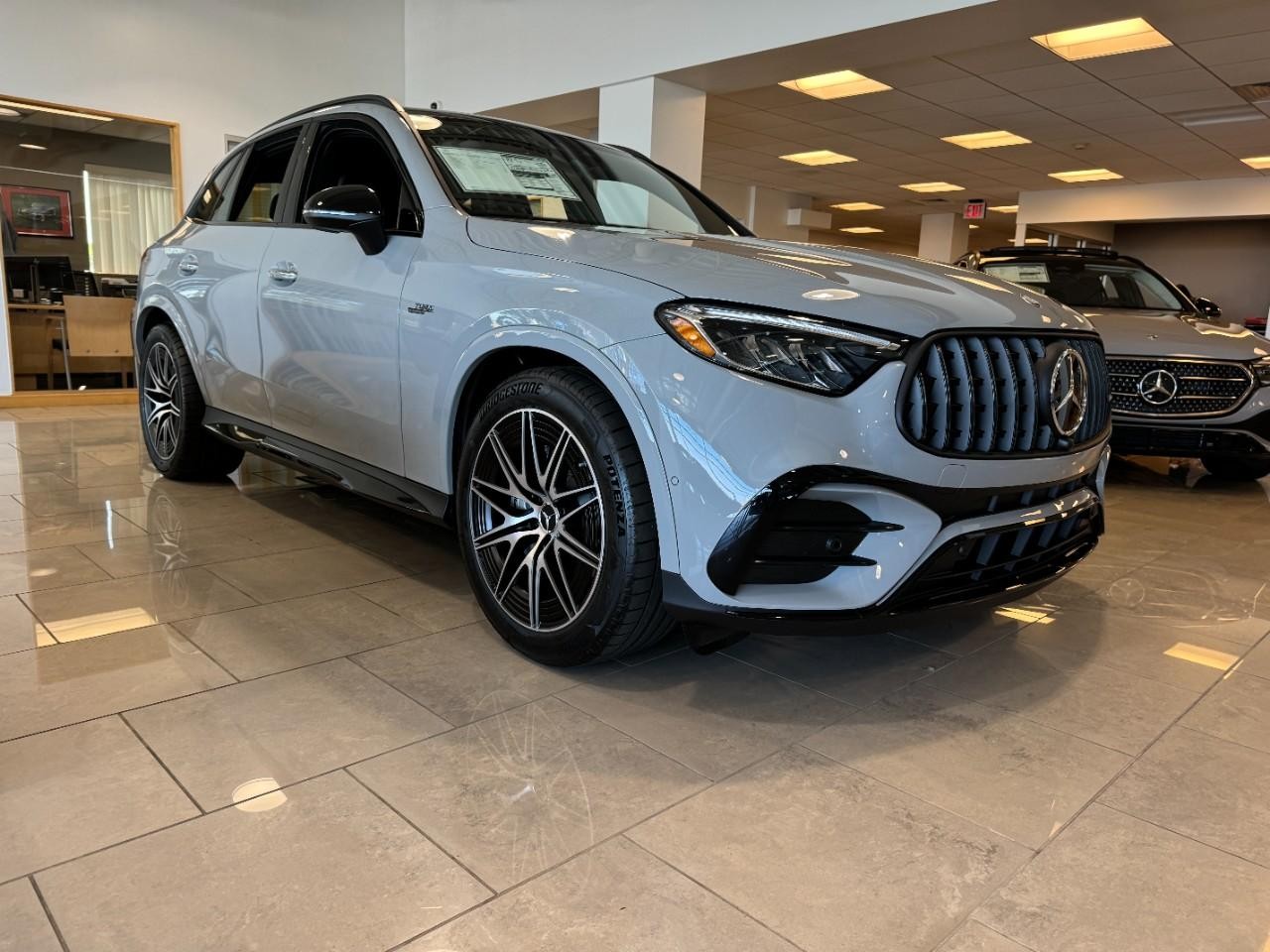 Mercedes-Benz GLC Vehicle Full-screen Gallery Image 6