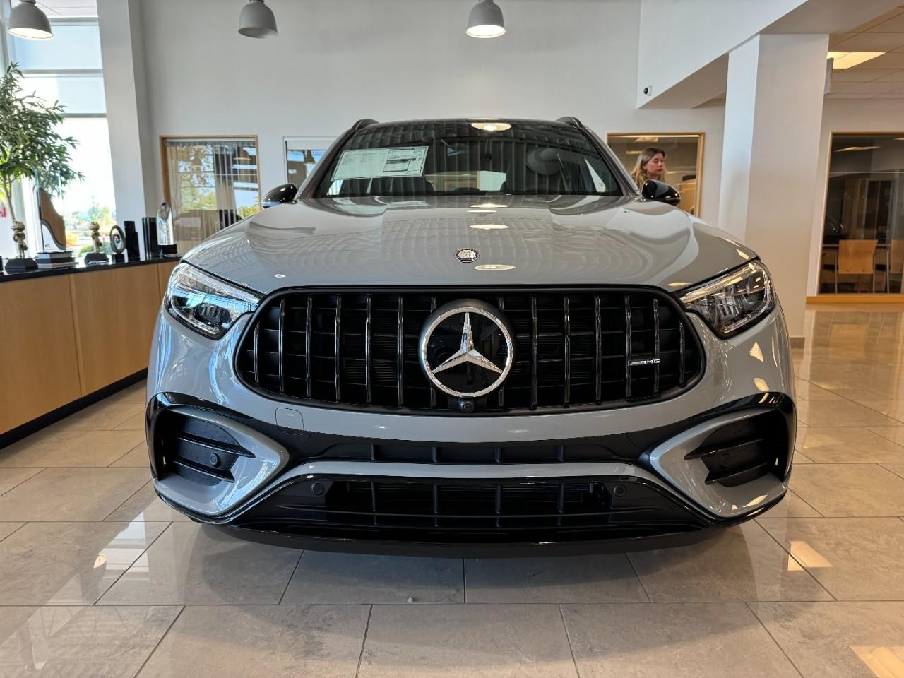 Mercedes-Benz GLC Vehicle Full-screen Gallery Image 7