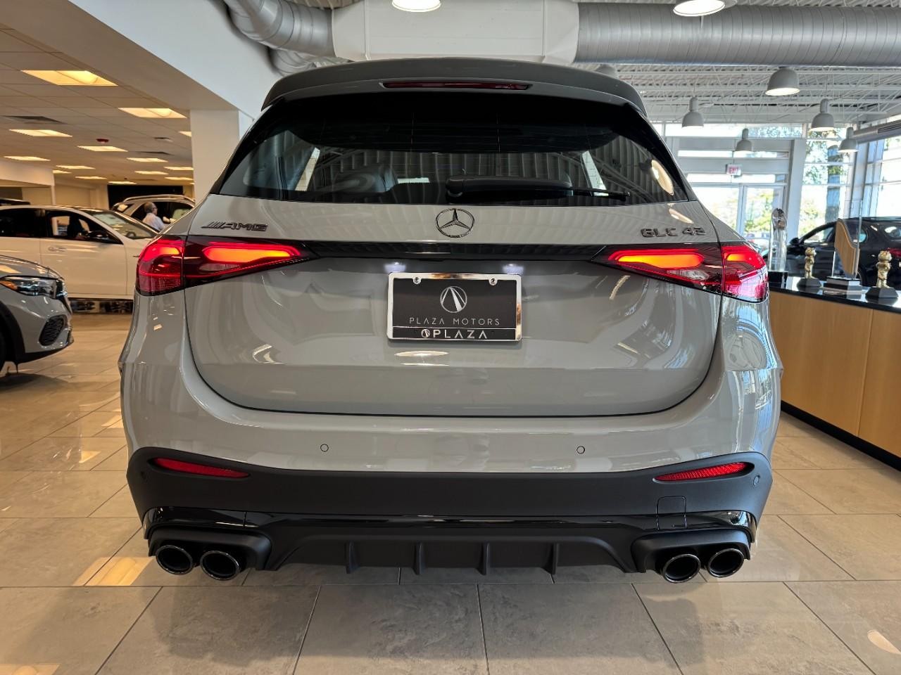 Mercedes-Benz GLC Vehicle Full-screen Gallery Image 9