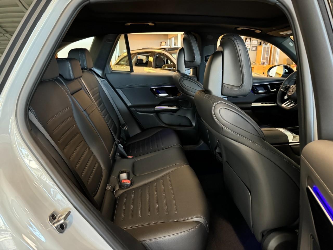 Mercedes-Benz GLC Vehicle Full-screen Gallery Image 10