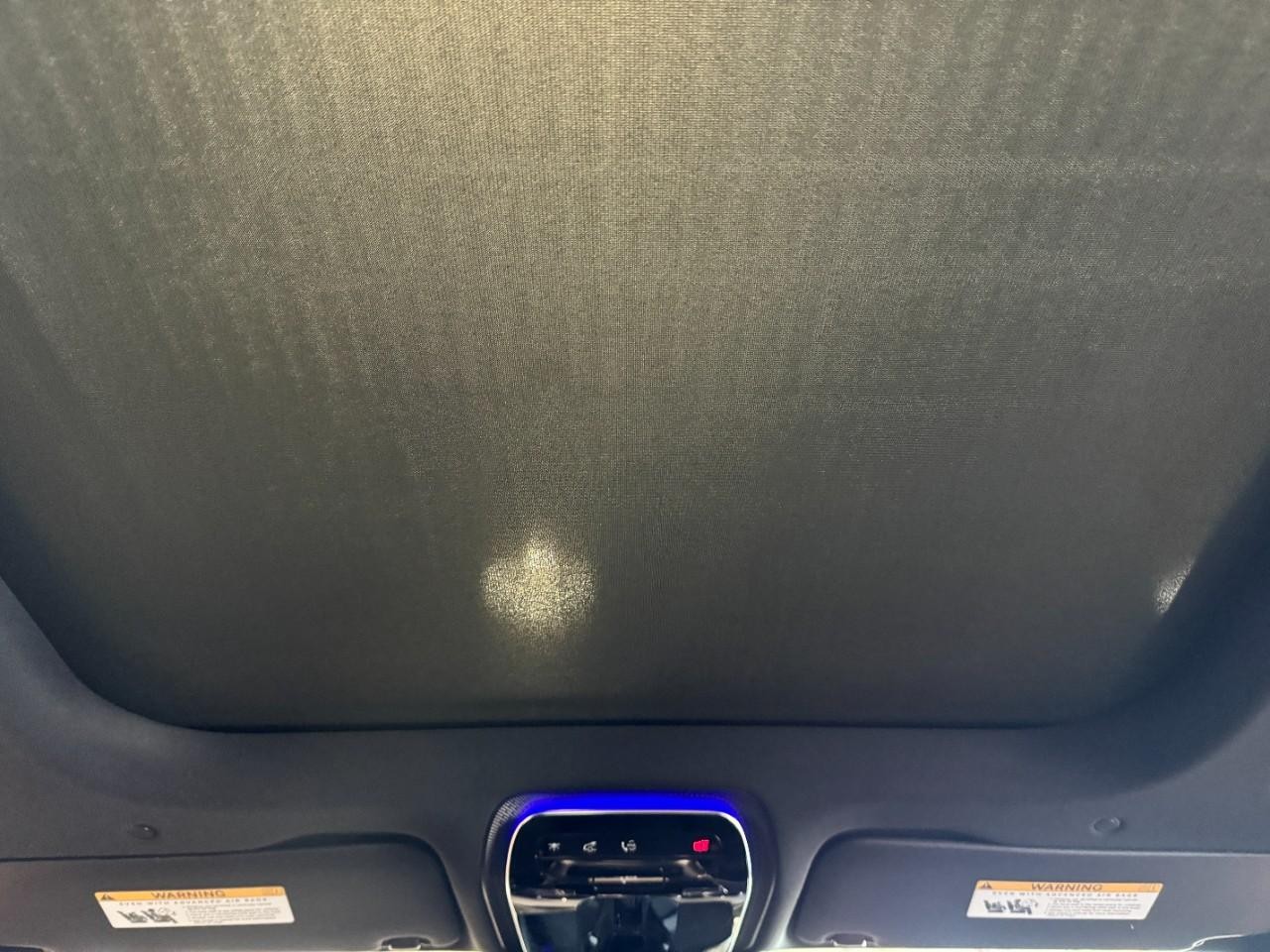 Mercedes-Benz GLC Vehicle Full-screen Gallery Image 11