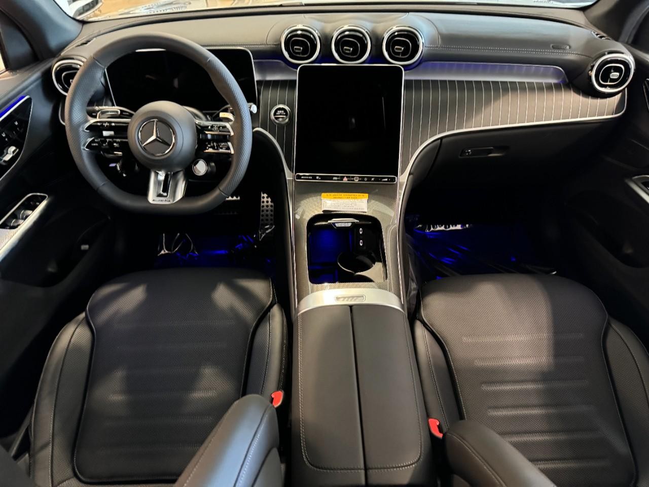 Mercedes-Benz GLC Vehicle Full-screen Gallery Image 12