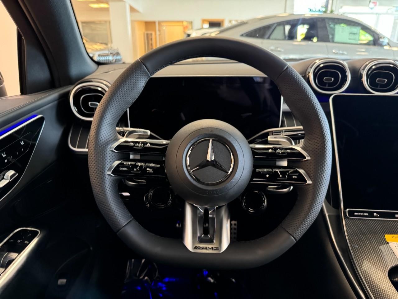 Mercedes-Benz GLC Vehicle Full-screen Gallery Image 13