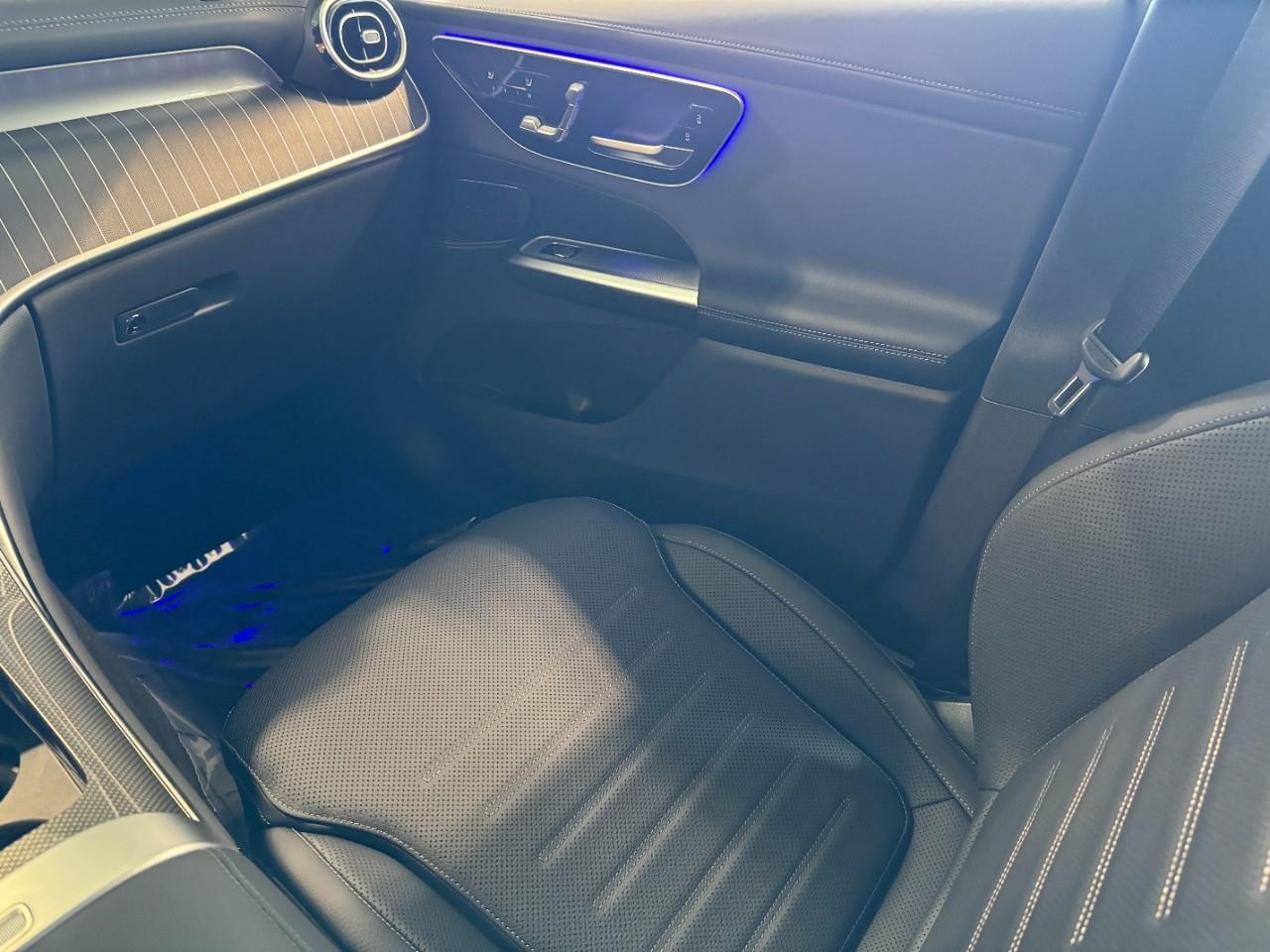 Mercedes-Benz GLC Vehicle Full-screen Gallery Image 16