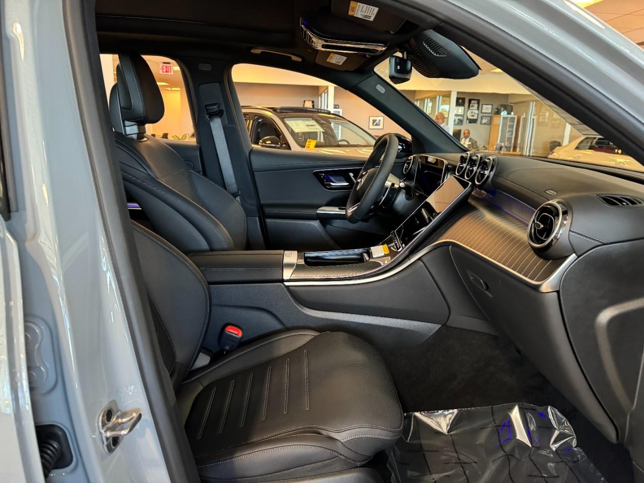 Mercedes-Benz GLC Vehicle Full-screen Gallery Image 17