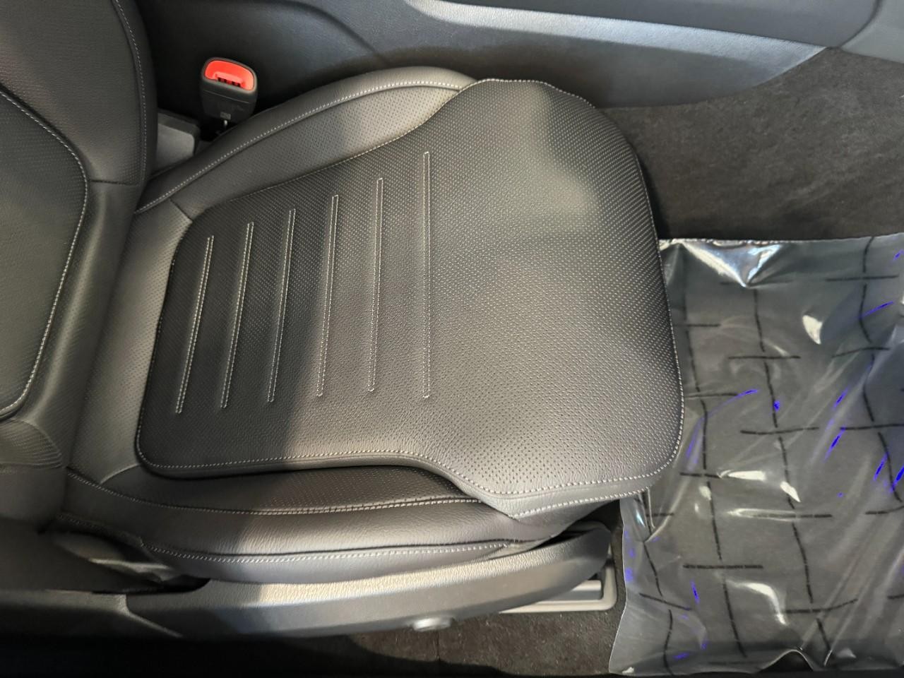 Mercedes-Benz GLC Vehicle Full-screen Gallery Image 18