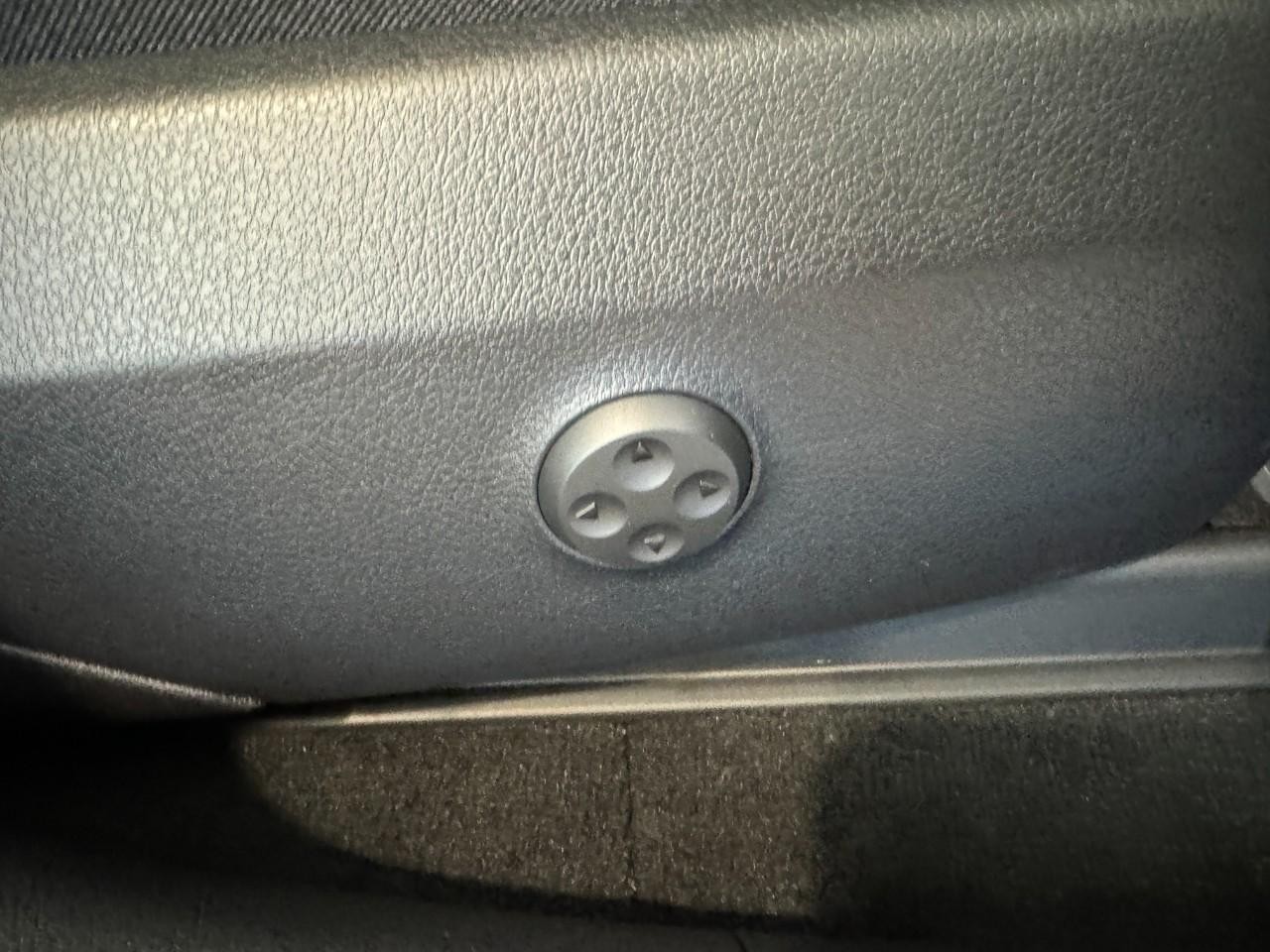 Mercedes-Benz GLC Vehicle Full-screen Gallery Image 19