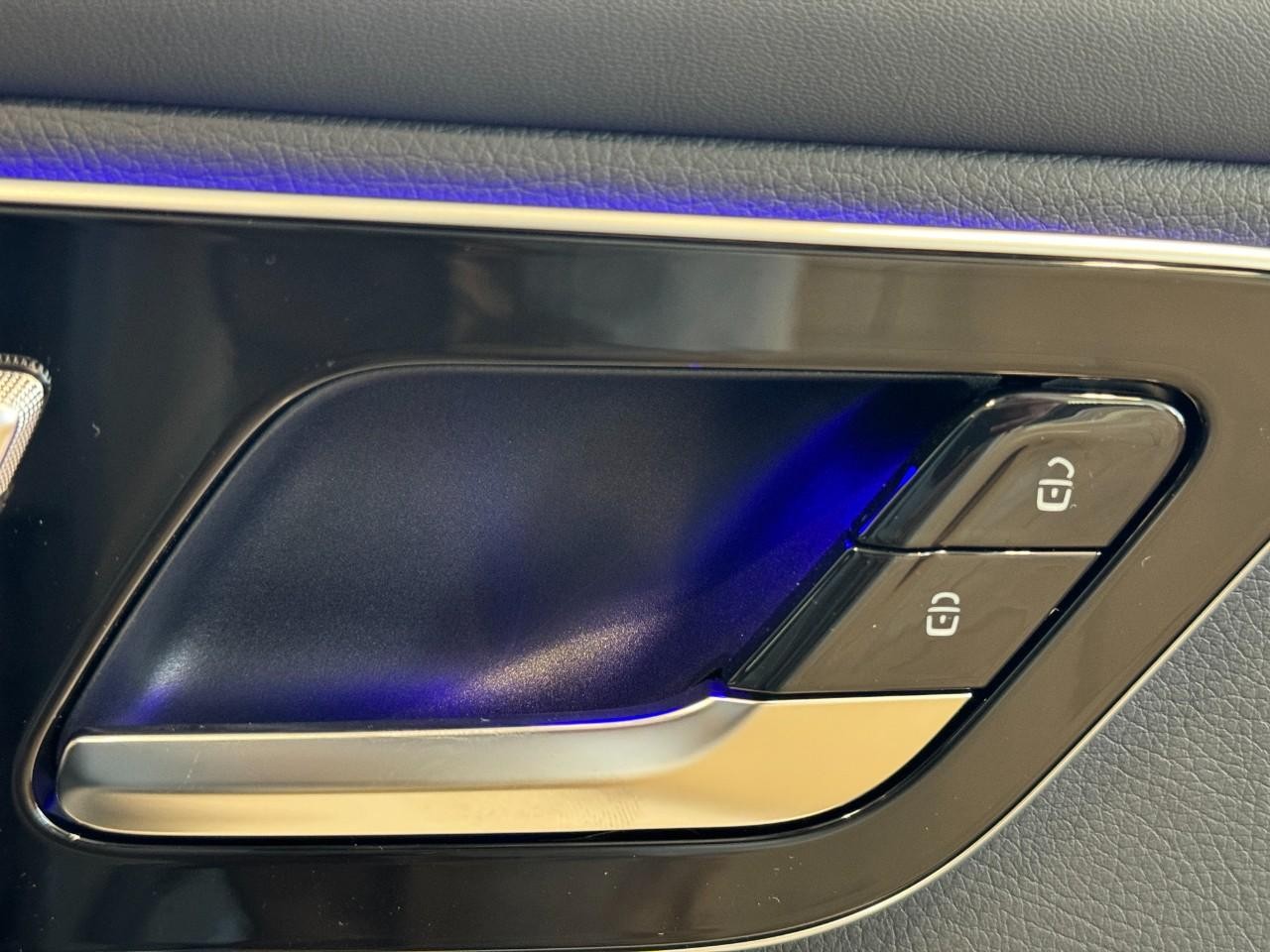 Mercedes-Benz GLC Vehicle Full-screen Gallery Image 21