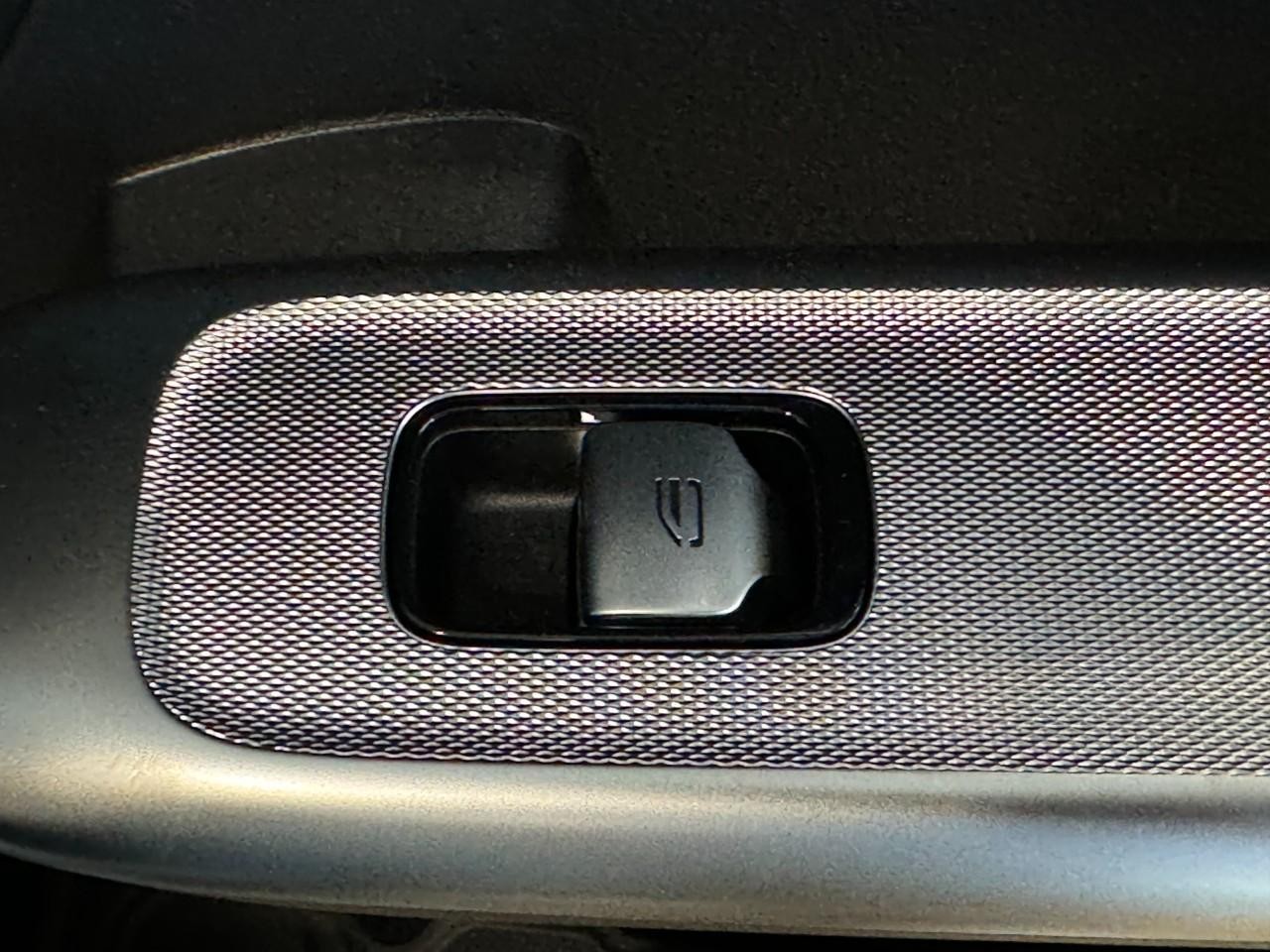 Mercedes-Benz GLC Vehicle Full-screen Gallery Image 22