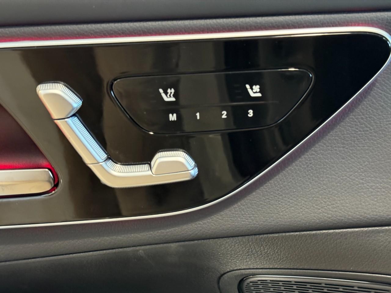 Mercedes-Benz GLC Vehicle Full-screen Gallery Image 23