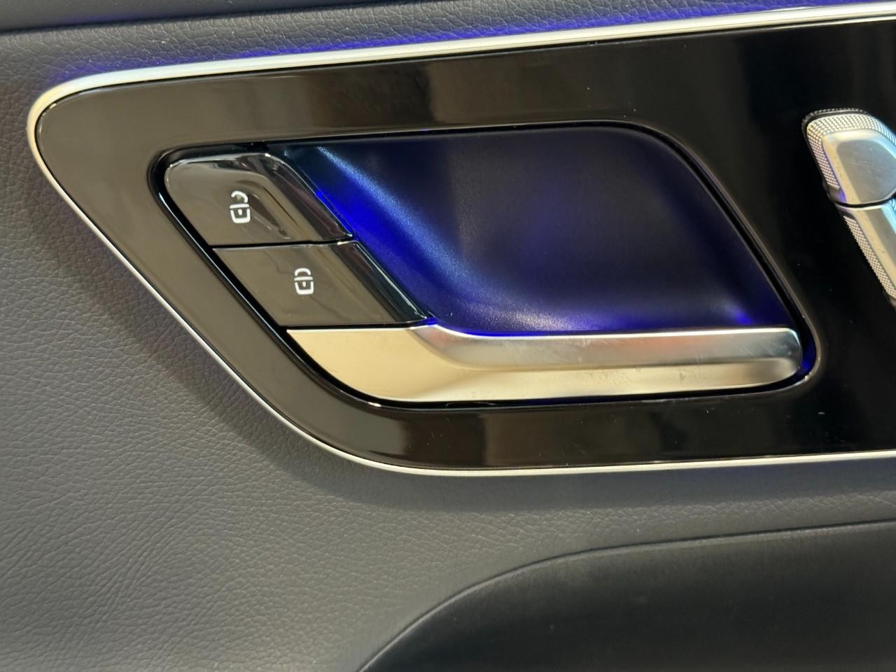 Mercedes-Benz GLC Vehicle Full-screen Gallery Image 24