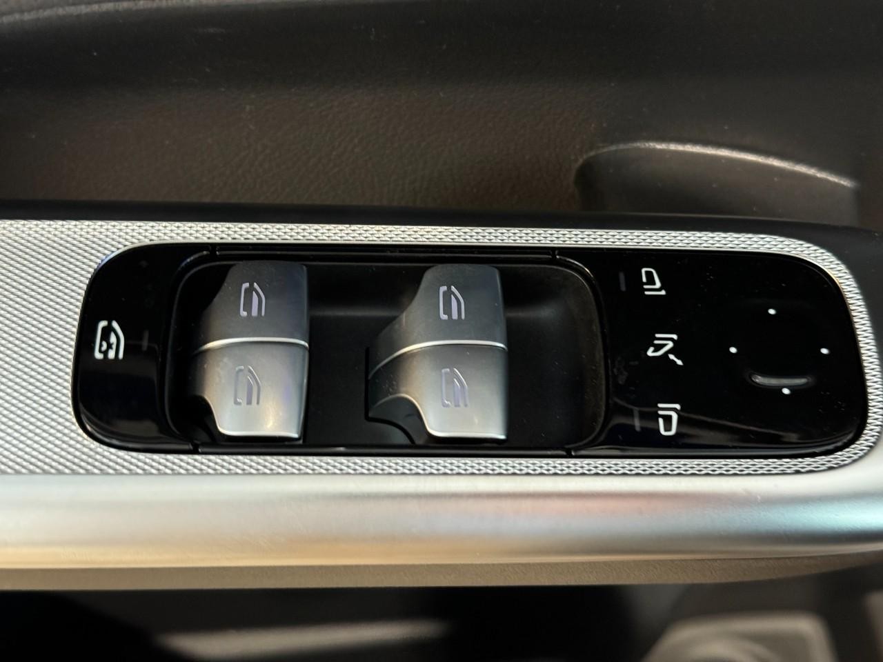 Mercedes-Benz GLC Vehicle Full-screen Gallery Image 25