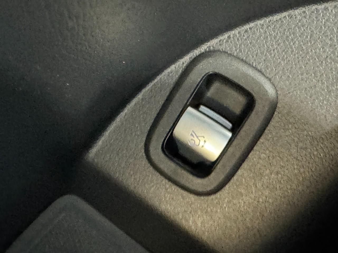 Mercedes-Benz GLC Vehicle Full-screen Gallery Image 26