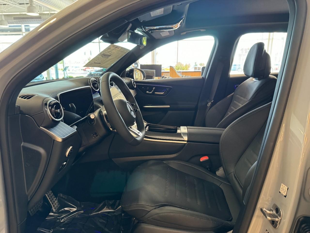 Mercedes-Benz GLC Vehicle Full-screen Gallery Image 27