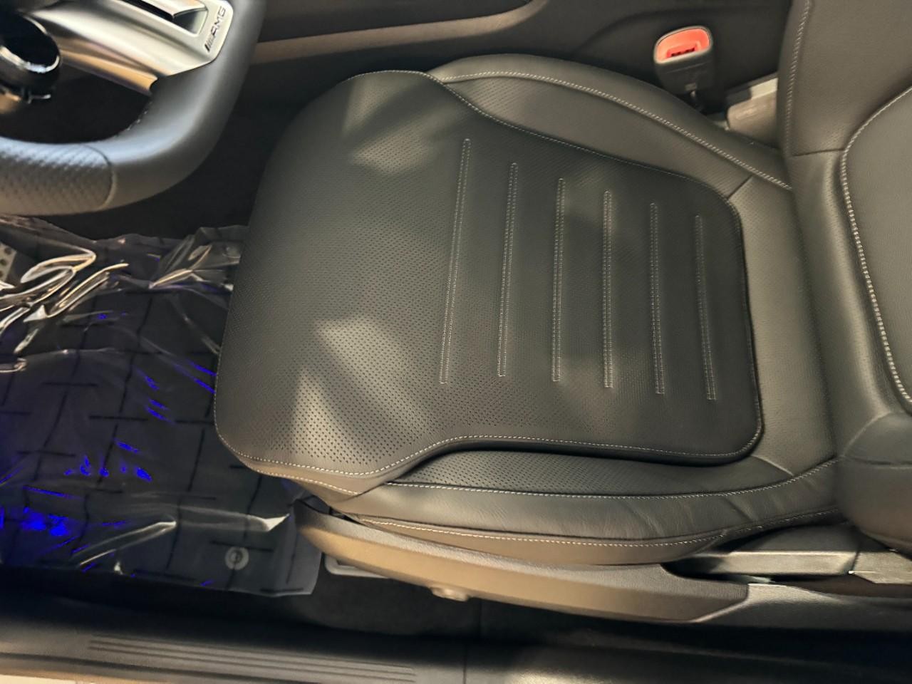 Mercedes-Benz GLC Vehicle Full-screen Gallery Image 28