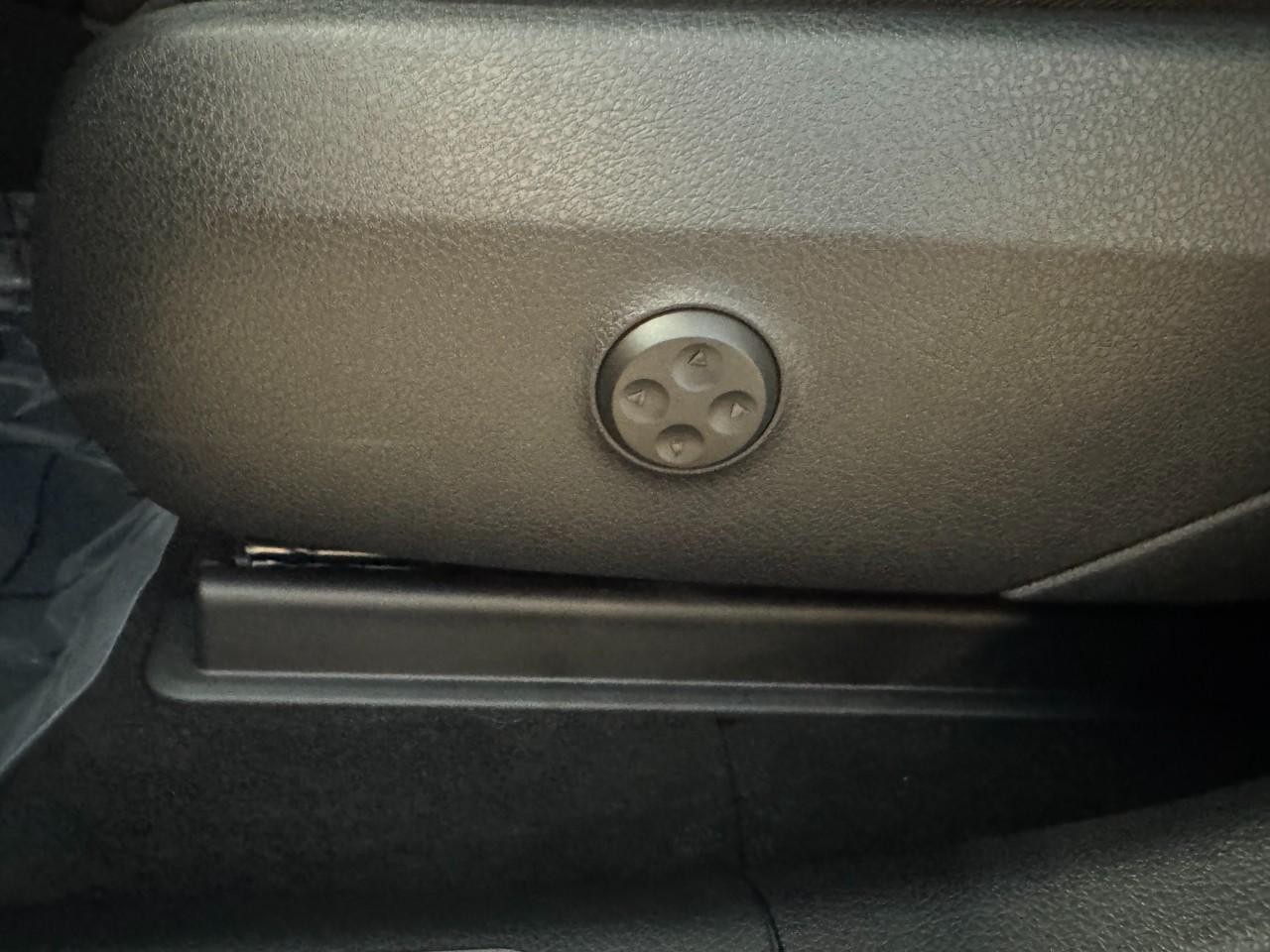 Mercedes-Benz GLC Vehicle Full-screen Gallery Image 29